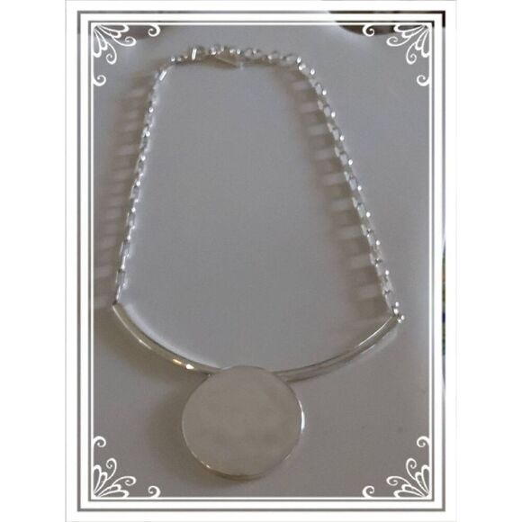 Gorgeous Nine West Silver Medallion Bar Pendant & Paper Link Necklace - Picture 1 of 4